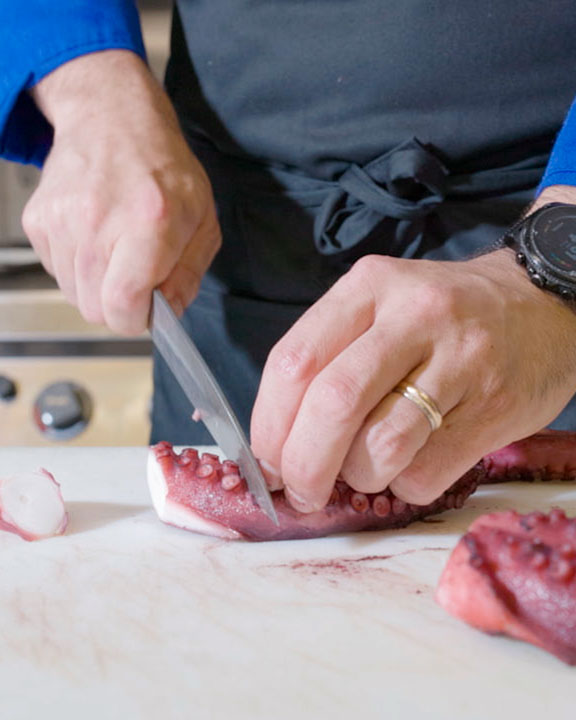 Lo chef che taglia il polipo