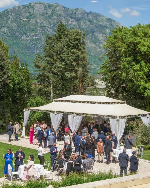 Gazebo di fronte alla facciata