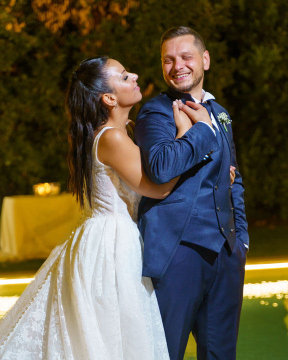 Sposi di sera nel giardino