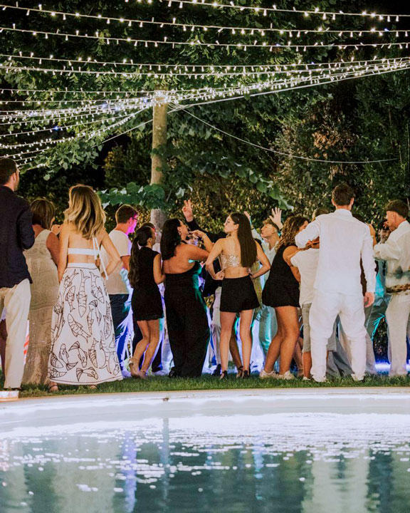 Ospiti che festeggiano nei giardini