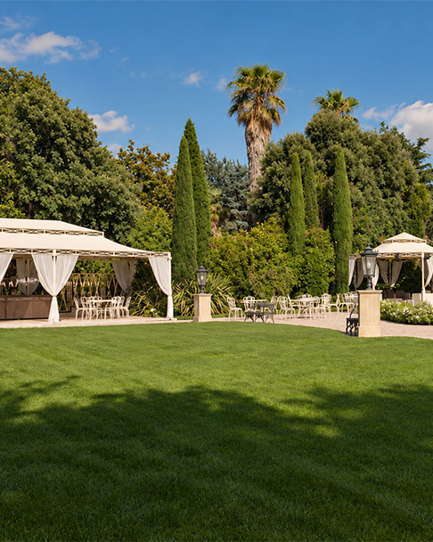 Facciata con giardini e gazebo